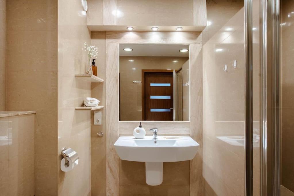 Wygodny Apartament Przy Dworcu Krakow Bagian luar foto